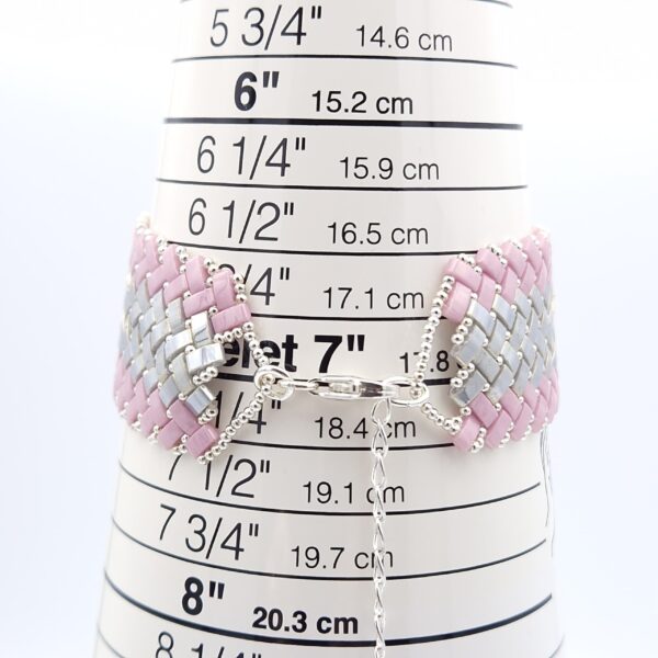 Bracelet tissé en perles Miyuki half tila gris et rose – Image 3