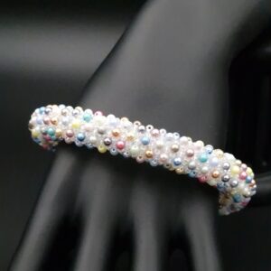 Bracelet tissé pastel sur fond blanc moyenne largeur