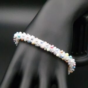Bracelet tissé pastel sur fond blanc petite largeur