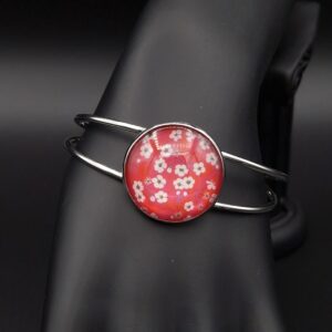 Bracelet cabochon réglable fleurs blanches fond rouge