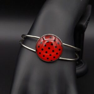 Bracelet cabochon réglable pois noirs fond rouge