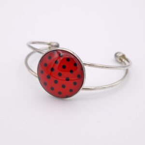 Bracelet cabochon réglable pois noirs fond rouge
