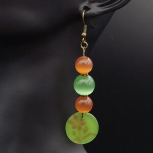 Boucles d&rsquo;oreilles vertes et oranges motifs fleurs
