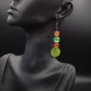Boucles d&rsquo;oreilles vertes et oranges motifs fleurs