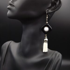 Boucles d&rsquo;oreilles noires et blanches pompons blancs
