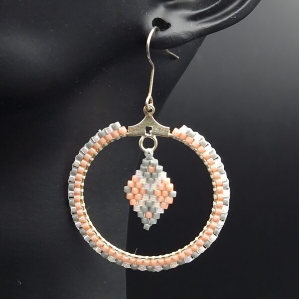 Boucles d'oreilles tissées gris et rose – Image 2