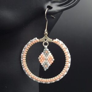 Boucles d&rsquo;oreilles tissées gris et rose