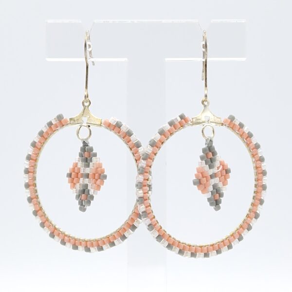 Boucles d'oreilles tissées gris et rose – Image 3