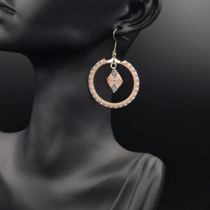 Boucles d&rsquo;oreilles tissées gris et rose