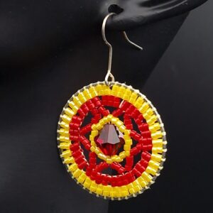Boucles d&rsquo;oreilles tissées rouge et jaune