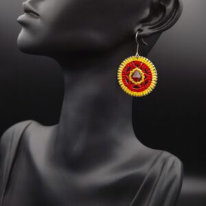 Boucles d&rsquo;oreilles tissées rouge et jaune