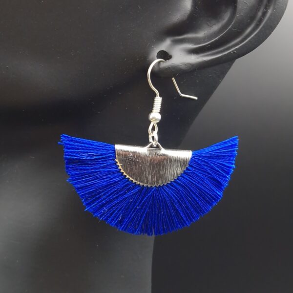 Boucles d'oreilles éventail demi-lune bleu roi – Image 2