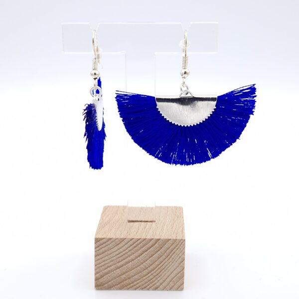 Boucles d'oreilles éventail demi-lune bleu roi – Image 3