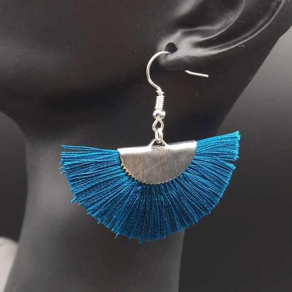 Boucles d'oreilles éventail demi-lune bleu pétrole – Image 2