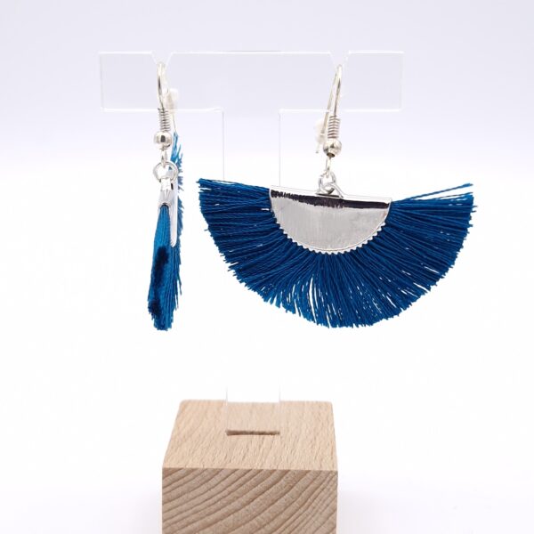Boucles d'oreilles éventail demi-lune bleu pétrole – Image 3