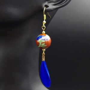 Boucles d’oreilles rouges plumes bleues