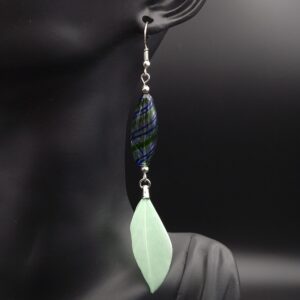 Boucles d’oreilles olives striées et plumes vert pâle