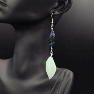 Boucles d’oreilles olives striées et plumes vert pâle