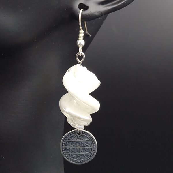 Boucles d'oreilles tornades blanches et sequins – Image 2