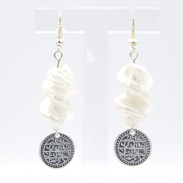 Boucles d'oreilles tornades blanches et sequins – Image 3