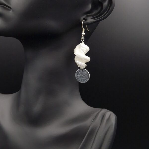 Boucles d'oreilles tornades blanches et sequins