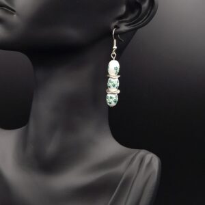 Boucles d’oreilles olives fleurs vertes sur fonds blanc