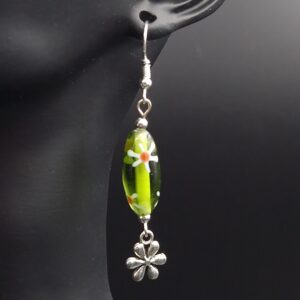 Boucles d’oreilles olives vertes et fleurs