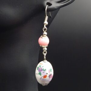 Boucles d&rsquo;oreilles rose et fleurs sur fonds blanc