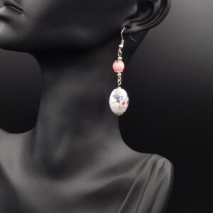 Boucles d&rsquo;oreilles rose et fleurs sur fonds blanc