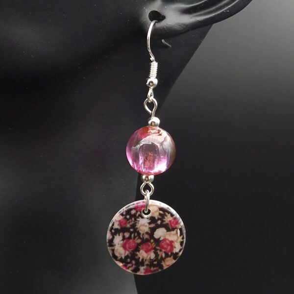 Boucles d'oreilles roses et fleurs sur fonds noir – Image 2