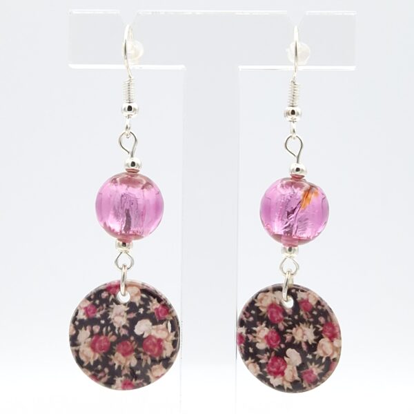Boucles d'oreilles roses et fleurs sur fonds noir – Image 3