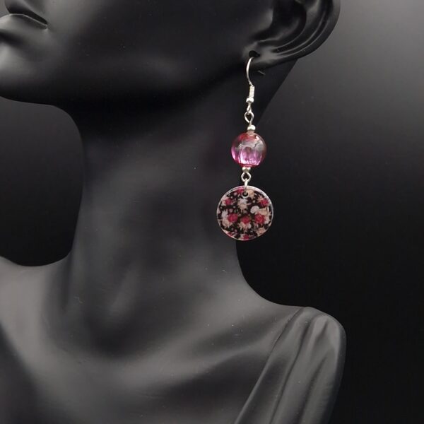Boucles d'oreilles roses et fleurs sur fonds noir