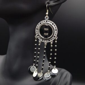 Boucles d&rsquo;oreilles tissées noir et argent sur miroir