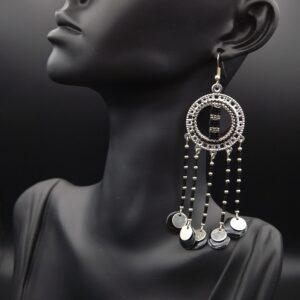 Boucles d&rsquo;oreilles tissées noir et argent sur miroir